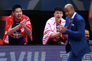 皇冠体育管理-曼联迎CBA季后赛关键赛，今夜官宣签约，更衣室稳定，临场指挥获称赞(曼城和曼联在一个城市吗)